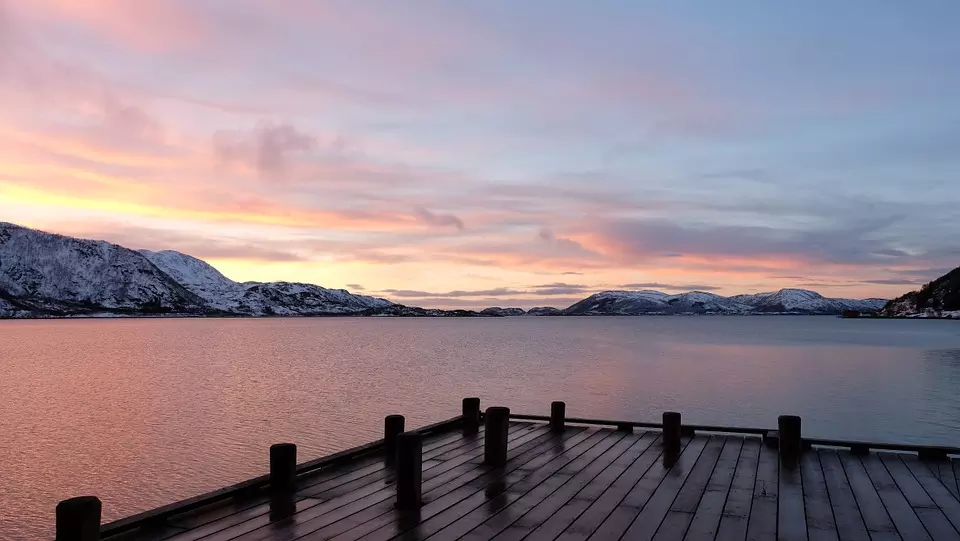 dusk 682092 960 720 - NORWEGIA: rejs statkiem do Kirkenes i sylwester w lodowym hotelu
