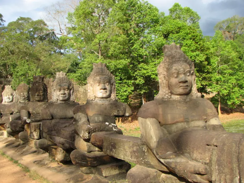 19. Postacie króla i demony przy drodze prowadzącej do południowej bramy Angkor - TAJLANDIA – KAMBODŻA: wyprawa na Festiwal wodny Bon Om Touk