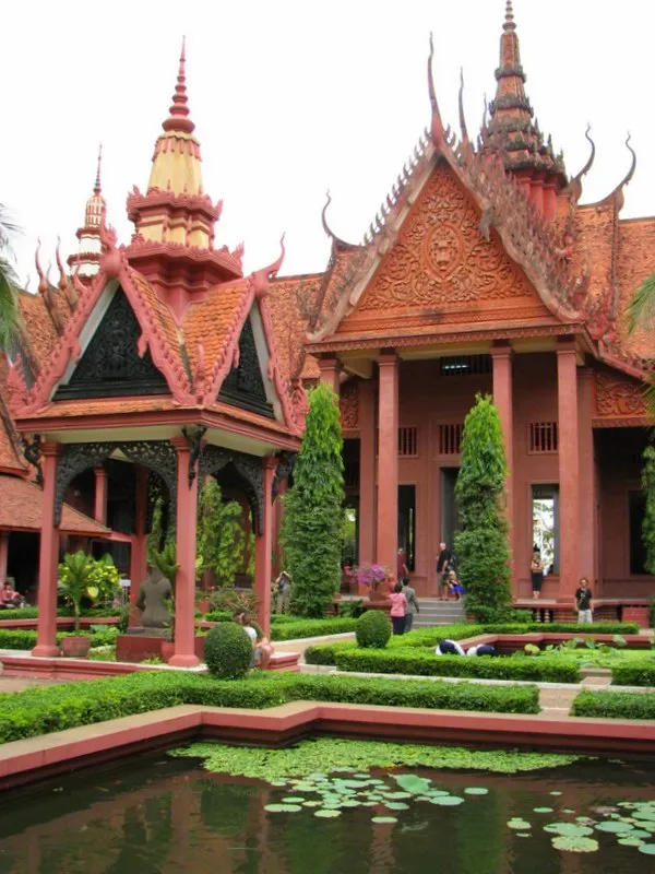 5. PHNOM PENH Muzeum Narodowe gromadzącą najbogatszą na świecie kolekcję sztuki Khmerów z okresu angkorskiego - TAJLANDIA – KAMBODŻA: wyprawa na Festiwal wodny Bon Om Touk