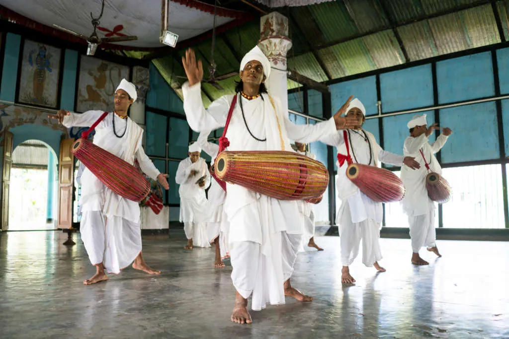 Dancing Monks in Majuli 1024x683 - INDIE: Assam i Nagaland - Plemiona Naga i Festiwal Hornbill