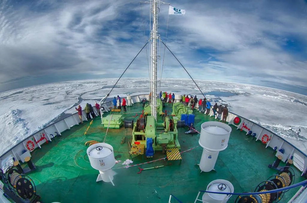 ortelius in pack ice spitsbergen arjen drost oceanwide expeditions 1024x679 - ANTARKTYDA – PODRÓŻ PRZEZ TRZY KONTYNENTY: Rejs z Nowej Zelandii do Argentyny